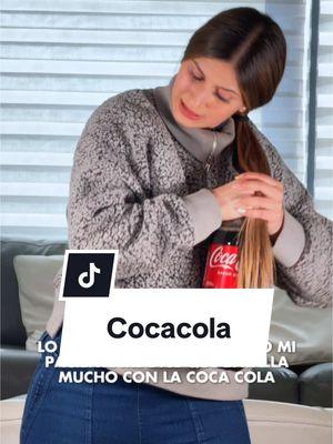 Yo aquí viendo la lucha de todos con la Coca-Cola 🧐 Beneficios de la Coca-Cola  🧽Limpieza: La Coca-Cola es un excelente desengrasante. Puedes usarla para limpiar ollas, sartenes, manchas en la ropa y hasta para quitar óxido. 🧼Quitar manchas: ¿Tienes una mancha difícil de sacar? La Coca-Cola puede ayudarte a remover manchas de grasa, tinta y hasta de óxido.   🧽Brillo en metales: La Coca-Cola puede devolver el brillo a objetos de metal como monedas o joyas.   Ajá Ange, y cómo afecta nuestra salud?  La realidad es que el consumo regular de Coca-Cola y otras bebidas azucaradas está asociado con una serie de problemas de salud, como:  ❌Obesidad: El alto contenido de azúcar contribuye al aumento de peso.  ❌Diabetes: Incrementa el riesgo de desarrollar diabetes tipo 2.  ❌Enfermedades del corazón: Se relaciona con problemas cardiovasculares como la hipertensión. ❌Salud dental: Los ácidos dañan el esmalte dental y causan caries. En resumen, la Coca-Cola tiene usos prácticos en la limpieza, pero NO en tu salud 👀 ¿Te quedó claro que hay que bajarle 2 a esta bebida? ¿Si? Ok , misión cumplida la de hoy 🫡 . #cocacola #nutricionista #azucar #bebidassaludables #bebidasfrias #dietista #sinazucar