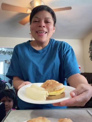 Have you tried this kind of hotcakes? Sooo delicious! I get it in my local Mexican store🥞 #momlife #fambamof8 #mifamilia #hellohello #familygoals #breakfast #hotcakes #crossiant #eggs #goodmorning #sister #sisters #bigbaby #cookwithme 