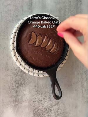 Replying to @em 💜  Terry’s chocolate orange baked oats 🍊🍫 Nutrition: 445 cals, 31.5P, 57.5C, 10F Ingredients: -45g oat flour -25g @pescience chocolate truffle protein powder (discount code FIT15) -5g @lakanto Monkfruit sweetener  -2g baking powder -10g unsweetened cocoa powder  -50g nonfat Greek yogurt  -100ml light orange juice  -20g Terry’s chocolate orange (I used the bar) -sea salt (optional) Directions: -Preheat the oven to 400F -Mix all the ingredients together (except the chocolate orange)  -Spray a 6 inch cast iron skillet with cooking spray and pour the batter in -Top with the chocolate orange, then bake for about 18 mins (check at 15) and enjoy! 👌🏼 #highprotein #lowcalorie #macrofriendly #bakedoats #pescience 