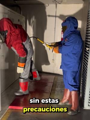 Cuando los electricistas cortan la energía, ¿por qué necesitan que haya alguien detrás de ellos con un poste aislado? #worklife #electrician #wireman#arcflash