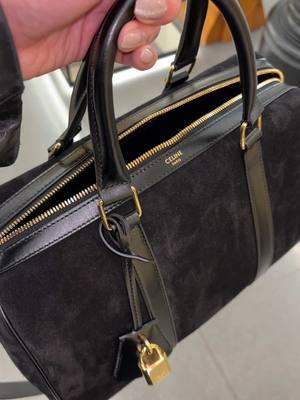 I’m in love with the simplicity of this bag. I need it so bad. A stunner! #celine #celinebag #designer #brownthomas #designerbag #designerbags #harrods #celinebag #bostonbag #louisvuittonspeedy #louisspeedy #purseblog #luxury #highend #purse #purses @CELINE @officialbrownthomas 