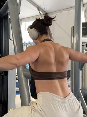 1:1 coaching in bio // “YASA” at @AYBL 🤎 still spots left in my online coaching — sign up before it’s too late! #workout #workoutclothes #back #backday #backworkout #womensworkouts #trending #gym #fyp 