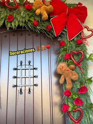 Nueva decoración para la entrada de la casa 🚪🧸♥️✨ #casita #entrada #decoraciones #sanvalentin #ValentinesDay #corazones #ositos #ideas #inspo #amor 