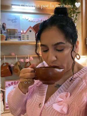 Cafecito por la mañana lo mejor de lo mejor para iniciar tu día 🤍#spanishtiktok #mexicanstyle #paratiiiiiiiiiiiiiiiiiiiiiiiiiiiiiii #fyp #mexicantiktok #valentinesideas #barro #artesaniasmexicanas #cafecito #ollitadebarro 