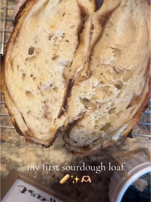 YASSS I know I didn’t wait till she was cooled down but I was TOO ready 👏🏼  #sourdoughbread #sourdough #sourdoughcrumb #crumb #sourdoughforbeginners #sourdoughtok 