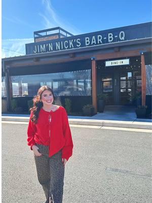 Any day I get to eat at Jim 'N Nick's is a great day! ✨✨✨ Their quick & casual dining style allows Jim 'N Nick's to continue the mission of treating each customer like family through more efficient service. Not only do they provide a great atmosphere, but Jim 'N Nick's also uses original rubs and hickory smoke to make sure every bite of pork or brisket is packed with flavor that melts in your mouth. They also smoke their meat around the clock to ensure only the freshest ingredients for their guests.  Thank you, Jim ‘N Nick’s, for having me! 💛 #JimNNicks #Bar-B-Q #WarnerRobinsGeorgia 