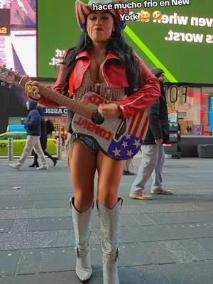 Asi solo no me da frio  jaja la actitud es la clave al exito 💪 #Cumbia #frio #timessquare #newyork #vaquerita #streetperformer #nakedcowgirlnyc #patriciaburck 