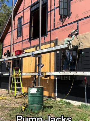 haciendo instalación de revestimiento y utilizando el Scaffold y los pump jacks para hacerlo mas fácil #themexicancarpenter #construction #carpinteria  #homebuilder #siding #pumpjack 