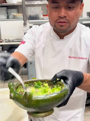 Salsa verde cruda a cómo va el día voy a estar subiendo salsas me dices si te gusta oh cual se te antoja Saludos 🖖 #somosOaxaca #echoenOaxaca #samosoaxca #mexicanfood #oaxacanfood #cheflife #salsa #molcajete 