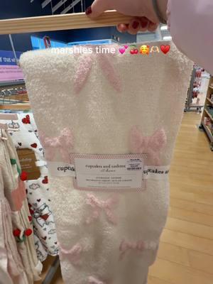 I can’t believe I found the light pink bow blanket 😍😍😍 #bowblanket #marshalls #marshallshaul #bow #bowfinds #marshallfinds #ValentinesDay #Vlog @Marshalls 