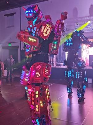 #ledrobot #ledrobotshow #DancingRobot #ledman #mirrorman #elrojito #dukebots #palahoraloka 