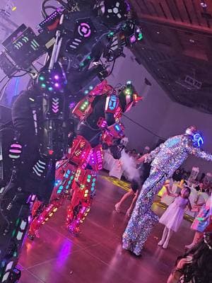 Led Robots show #dukebots #palahoraloka #robot #ledrobot #ledrobotshow #DancingRobot #ledman #mirrorman #shows #elrojito 