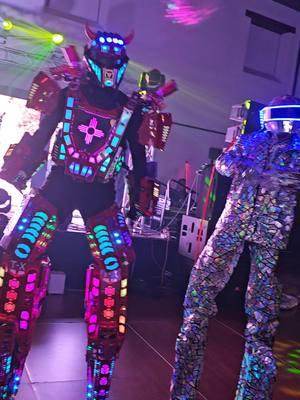 Led Robots show #dukebots #palahoraloka #robot #ledrobot #ledrobotshow #DancingRobot #ledman #mirrorman #shows #elrojito 