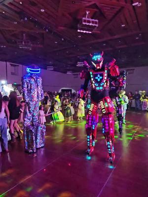 Led Robots show #dukebots #palahoraloka #robot #ledrobot #ledrobotshow #DancingRobot #ledman #mirrorman #shows #elrojito 