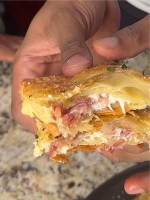 Corned beef hot pockets #homecooking #comfortfood #quickrecipes #cornedbeef #foody #FoodLover #clubbkitchenbykiaj 