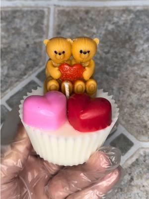 How cute is this Valentine’s cupcake candle! ❤️ #ValentinesDay #valentines #valentinesdaygift #candle #cupcake #candlemaking #candlemaker 