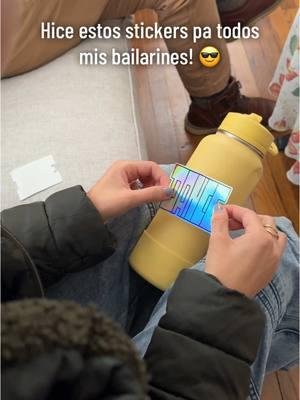 Pa que tambien lo ponga en su botella de agua después de bailar tanto 😎😏😁🪩💛 Visita la página de abajo por si quieres uno www.joyfuldesigns.store #stickershop #dance #dancerslife #holographicstickers #stickerlovers 