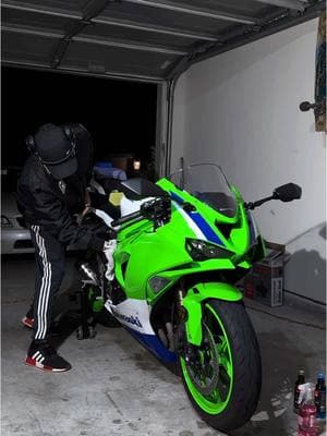 Ceramic coating getting done by @twin_image_  🔥 #ceramiccoating #detailing #bikedetailing #kawasaki #ninja #zx6r #636ninja 