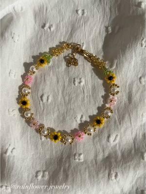 The bracelet is available in my shop with free shipping✨ #sunflowerbracelet #sunflowerjewels #floraljewelry #cutejewelry #rainflowerjewelry #daisybracelet 