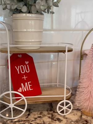 Yo sigo enamorada con la decoración de San Valentín. 🥰💘 A quien más le gusta decorar para este tiempo??? 😁😊🥰 #sanvalentin #valentineshomedecor #Love #bemine #xoxo #homedecor 