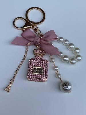 Loving pink💕 #obsessed #sale #girlythings #Love #pink #pinkkeychain #pinkkeychains #girlykeychains #goldkeychain #llavero #llaveros #llaverorosa #cute #aesthetic #aesthetickeychain 