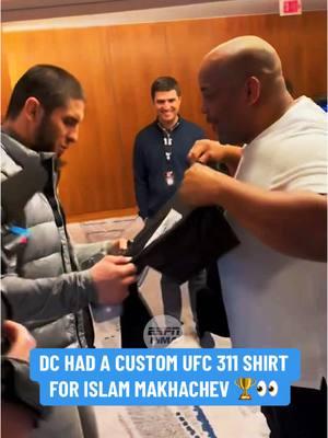 #DanielCormier had to get the #UFC #champion right with a custom #UFC311 shirt 👀 #IslamMakhachev #MMA #combatsports 