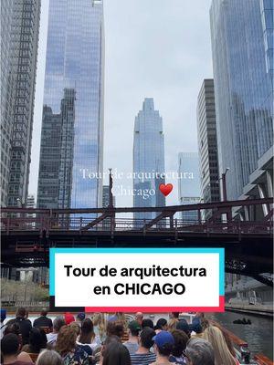 Si vienes a la ciudad de los vientos el tour de arquitectura en barco es un plan que te super recomendamos.  Hay varias empresas que hacen estos tours, nosotros escogimos el tour guiado que duró hora y media y nos costó $45 por persona.  .  .  #Chicago #travelchicago #choosechicago