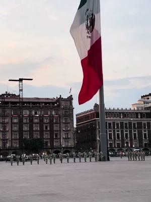 Mi hermosa bandera #labanderamashermosa #mexico #soldados #mexicanosalgritodeguerra #paratii #orgullomexicano #zocalo #centrohistorico #verdeblancoyrojo 