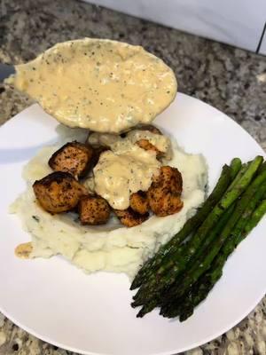 Garlic Parmesan Salmon Bites over Creamy Mashed Potatoes 🤤😋 This dish is so quick and easy to whip up! Not a fan of potatoes? No worries—this pairs perfectly with rice too. Give it a try and let me know how you like it!  #QuickMeals #SalmonRecipes #cookingathome #cookingathometiktoktv #foodrecipe #cookwithme #foodlovers #EasyRecipe #cookingvideo #goodfood #recipesoftiktok #foodblog #eatwithme #cookingtiktok #foodtiktok #foodblogger #DinnerIdeas #foodporn #homemadefood #quickrecipes #comfortfood #foryou #foryoupage #viralvideo #viraltiktok 