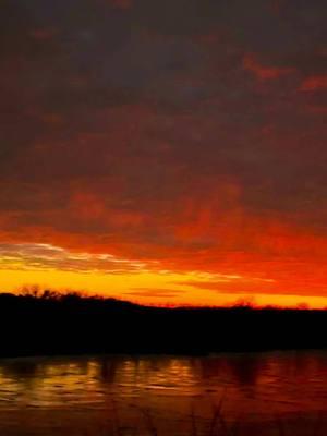 20 minutes after the last sunset video I just shared!!!🌅 #40something #fitmom #iowagirl #midwest #beautifulview #nature #naturelover #naturevibes #natureismytherapy #natureisgoodforthesoul #mindbodysoul #adventure #trailadventure #offtrailadventures #explore #exploremore #sunset #sunrise #sky #happyvibes 