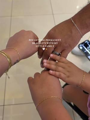 something to remember from our vacation 🇸🇻🤍✨ #permanentbracelet #family #fyp #permanentjewelry #vacationmemories 