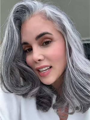 La belleza comienza con la decisión de ser uno mismo. 👩🏻‍🦳💅🏻. #bellezanatural #alnatural #bellezalatina #canas #peloblanco #whitehair #greyhair #silverhair #saltandpepperhair #silversisters #greyhairdontcare #mujeresvalientes #mujerespoderosas #mujeresqueinspiran #haircare #foryou #paratii 