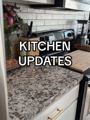 When little updates make a huge difference 🥹 Id love to walk yall through what we did in a longer video! Took us leas than 3 days & about $300 $ im so obsessed✨ #kitchen #kitchenremodel #kitchenupdates #beforeandafterkitchen #kitchendecor #tiling #backsplash 