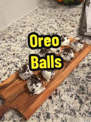 Oreo balls #desserts #desserttiktok #dessertrecipe #dessertideas #dessert #dessertsoftiktok #fyp #fypシ #fypシ゚viral #t #oreos #oreo #oreotok #oreodessert 