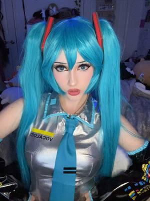 ok last one for today, forgive me if i got the lip syncing wrong #hatsunemiku #hatsunemikucosplay #cosplay #vocaloid #vocaloidcosplay #worldismine 