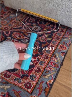 If you have pets that shed, this is a MUST!🐶 Link is in my bio to shop! #amazonfinds #amazonmusthaves #pethairremoval #shedding #amazonfavorites #cleaninghacks #cleaningtiktok #amazonhome #carpetcleaning 