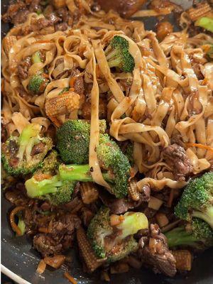 Made a stir fry noodles w/filet last night with a bunch of different veggies & some cut up filet & we loved it! We used 2 packs of @Momofuku noodles🍜 Such an easy way to make use of leftover veggies #stirfry #stirfryrecipe #stirfrynoodles #noodles #momofuku #beefandbroccoli #veggies 