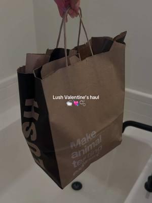 Obsessed with lush Valentine’s Day collection 💘🛁🫧 @LUSH #lushcosmetics #ValentinesDay #valentine #lushvalentines2024 #lushvalentines #lush #SelfCare #selfcareroutine #lushbathbombs 