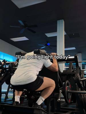 Light weight baby 🕺🏻 . . . #legday #ronniecoleman #lightweight #lightweightbaby #hacksquat #iliketheview #thicc #neverskiplegday 