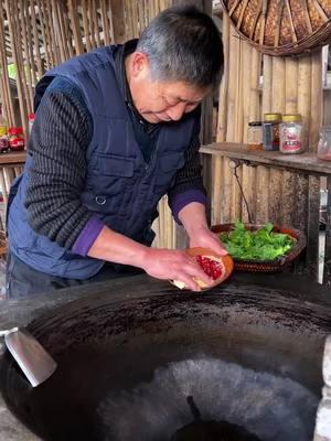 I believe no one would refuse. Just stir fried rapeseed moss and pork belly, right#PrepareNewYear'sgoods #curedmeat #rurallife #primitivedeliciousness 