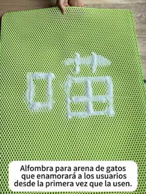 He recibido muchas preguntas sobre cómo mantenemos limpio el área donde viven nuestros dos gatos en un espacio reducido. ¡Esto funciona realmente de maravilla! En serio, ya no encuentro arena para gatos en lugares inesperados. 😅 ¡Ve y cómprate uno! 🐾👏🏻👏🏻👏🏻 #cat #cats #catdad #catmom #catmat #cleancat #clean #catsoftiktok #fyp #cleanwithme #TikTokShop #catlitter #catlitterbox #pets #PetsOfTikTok #gift #giftideas #loveit #cattok 