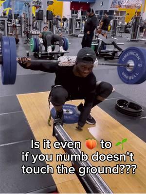 *video is sped up* How many of y’all touch y’all nubs on the floor.. 😂😭 #motivation #amputee #nub  #squat #asstothegrass #justjokes #rampage