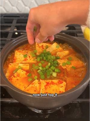 no better time to make kimchi jjigae! (also, the fact that I wore white in this… 😅) full recipe is on my website at sparkysarapark.com ❤️❤️ #cooking #koreanfood #kimchijjigae #EasyRecipe #quickrecipe #easykoreanrecipe #probiotics #guthealth #healthyeating #sparkyrecipes