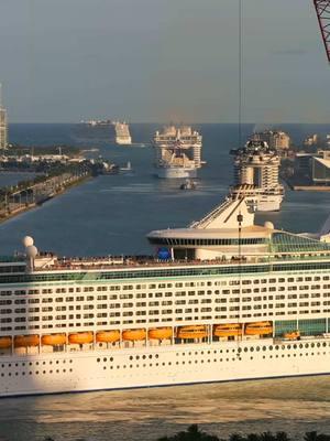 Never a dull moment at #portmiami 🚢🚢 #cruises #cruiseships #timelapse #miami #cruiselife 