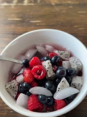 Done with my fast, but I still start my mornings with antioxidants ⚡️🥥💦 #naturescereal #fruitbowl #fruits 