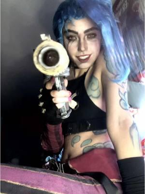 Ran out of bed to take a massive shit before class  #jinx #jinxarcane #jinxcosplay #jinxarcanecosplay #arcane #arcanecosplay #arcaneleagueoflegends #coaplay #cosplayer #homemadecostume 