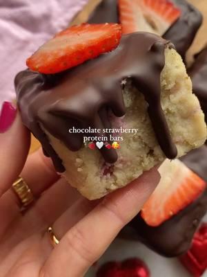 Recipe link in bio💖🍓 #protein #proteinbars #chocolate #strawberry #chocolatestrawberries #valentines #vday #ValentinesDay #galentines #proteindessert #proteinsnack #proteinrecipes #dairyfree #glutenfree 