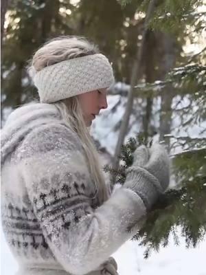 When nature provides, I sip in gratitude. Straight from the forest to my mug 🌲 #sweden #nordicstyle #homemadetea #pineneedletea #winter #naturelover #scandinavia #wilderness #wildernessskills 