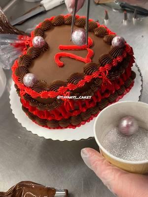 ❤️🤎❤️🤎 red and brown!! #walmartcakedecorator #tiffanyscakesontiktok #fypシ゚viral #welcometocaketok #fypシ #bakery🎂 #cakedecorating #vintagecake 