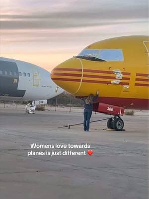 I know a lot of people make fun but this is so wholesome of her hugging a B737-400! #wholesome #aviation #avgeek #dhl #boeing #boeing737 #girls #women #airline #aviationgirl 